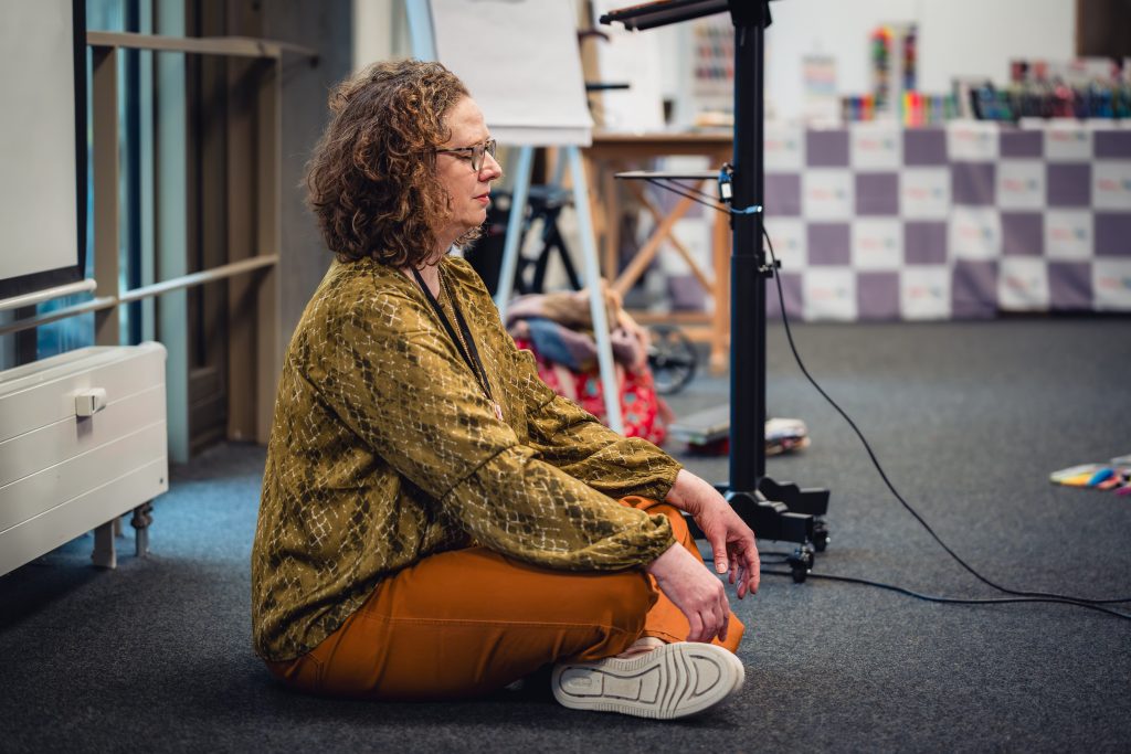 Im Rahmen ihres Workshops leitet Sylvia Herdan eine Meditation an, in der ihre Teilnehmer das Wort finden, aus dem sie anschließend ihr Soul Word gestalten auf dem Journaling Barcamp 2026 in Hamburg