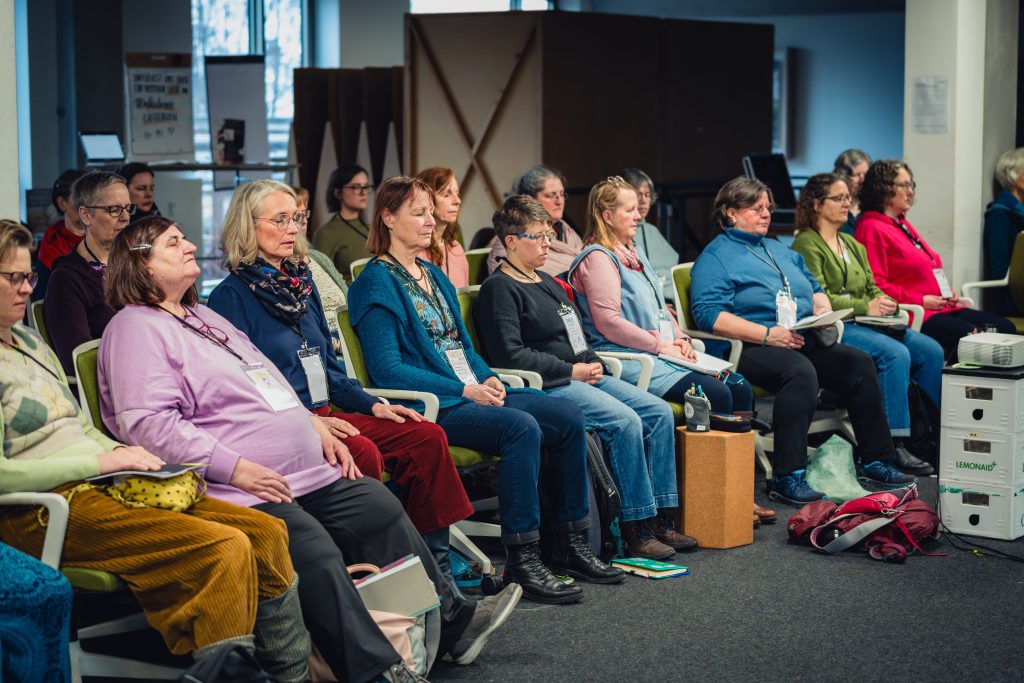 Die Teilnehmer während der Meditation in Sylvia Herdans Workshop auf dem Journaling Barcamp 2026 in Hamburg
