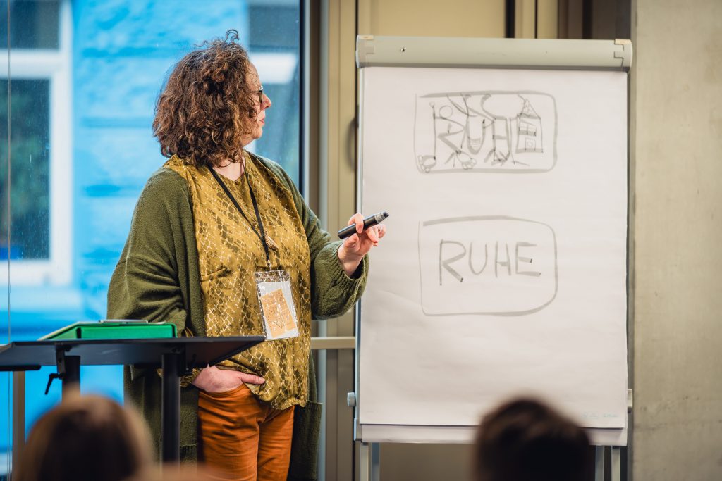 Sylvia Herdan erläutert am Flipchart ihre Methode der Soul Words auf dem Journaling Barcamp 2026 in Hamburg