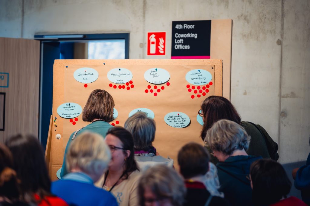 Die Teilnehmer verteilen ihre 4 roten Klebepunkte auf die vorgeschlagenen Ideen auf dem Journaling Barcamp 2026 in Hamburg