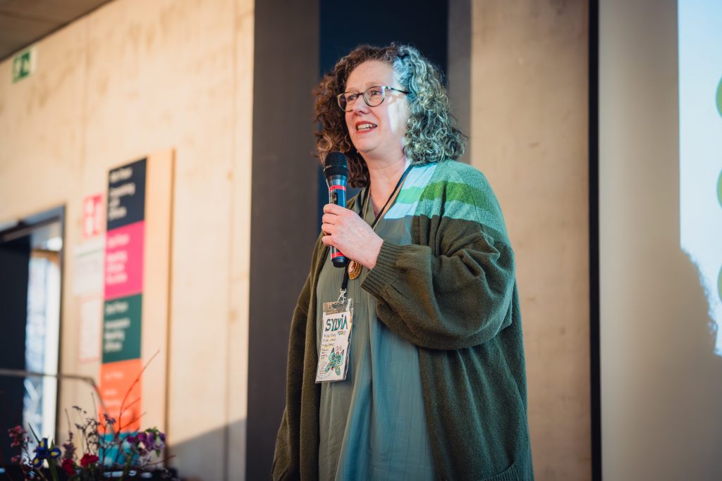 Sylvia Herdan bei ihrem Pitch für den Soul Words Workshop auf dem Journaling Barcamp 2026 in Hamburg
