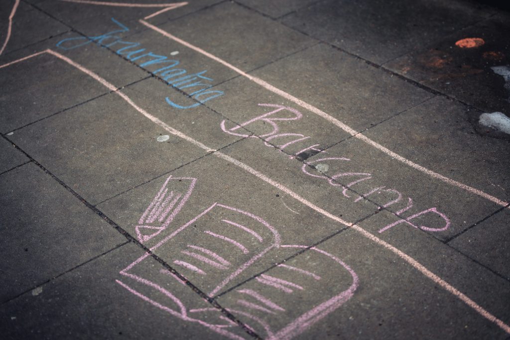 Vor dem Eingang zum Journaling Barcamp 2026 in Hamburg kommt die Schrift auf den Gehsteig