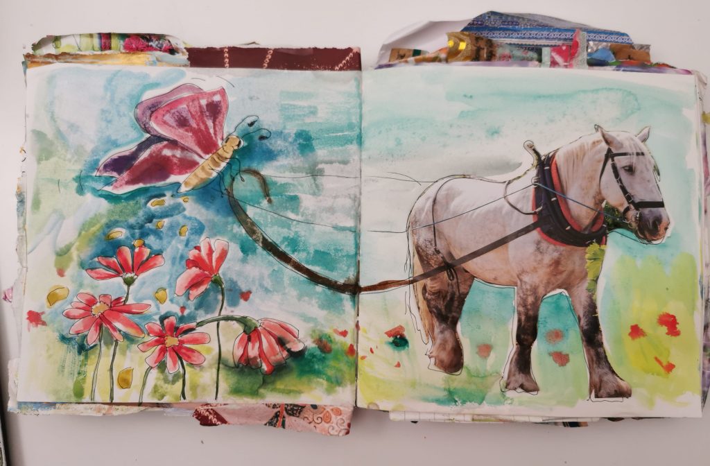 Auf einer Seite des Soul Work Books von Sylvia Herdan (ihrer Form eines Art Journals) lenkt ein Schmetterling ein kraftvolles Pferd - Ihr inneres Bild aus dem Workshop von Manuela Morzel "Erwecke dein inneres Feuerpferd" auf dem Journaling Barcamp 2026 in Hamburg