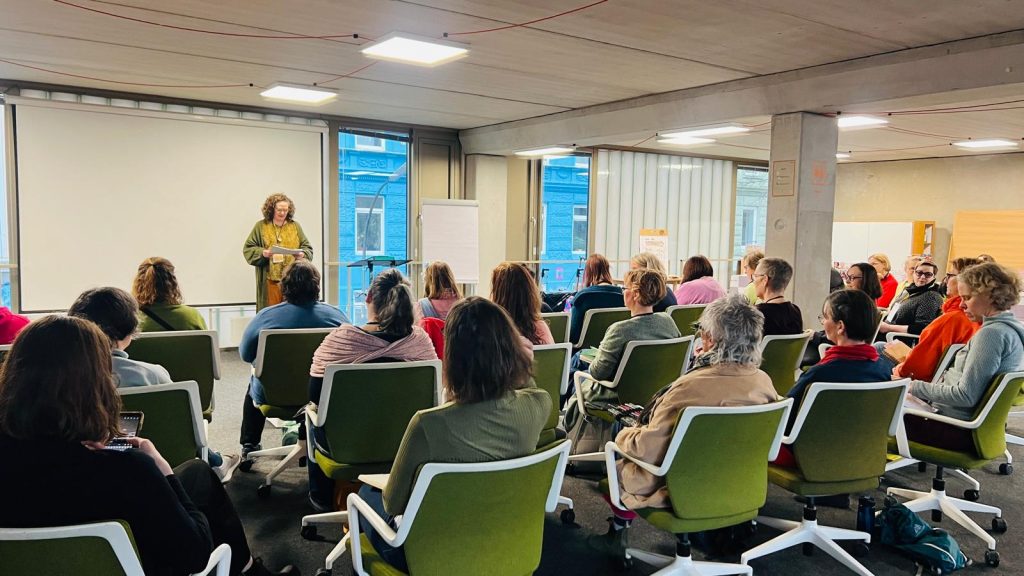 Sylvia Herdan vor den Teilnehmern ihres Soul Words Workshop auf dem Journaling Barcamp 2026 in Hamburg