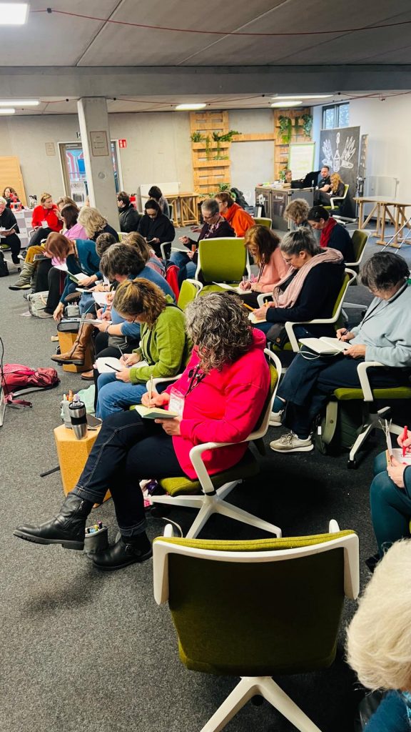 Im Rahmen des Workshops von Sylvia Herdan gestalten die Teilnehmer ihre Soul Words nach einer Meditation auf dem Journaling Barcamp 2026 in Hamburg