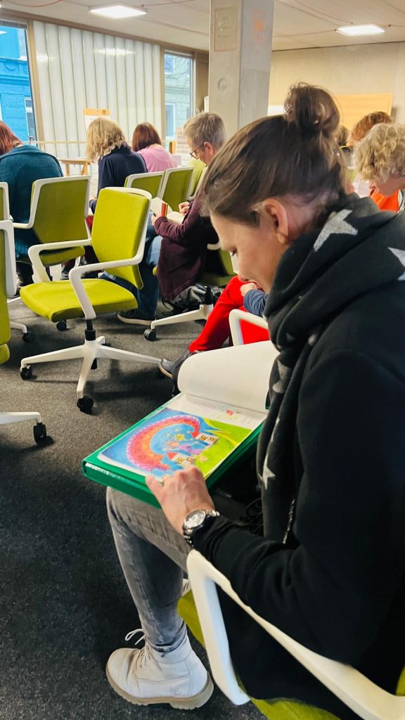 Eine Teilnehmerin blättert durch die Soul Words von Sylvia Herdan auf dem Journaling Barcamp 2026 in Hamburg