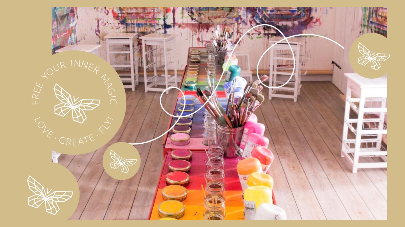 Atelier-Tisch mit Farben und Pinseln