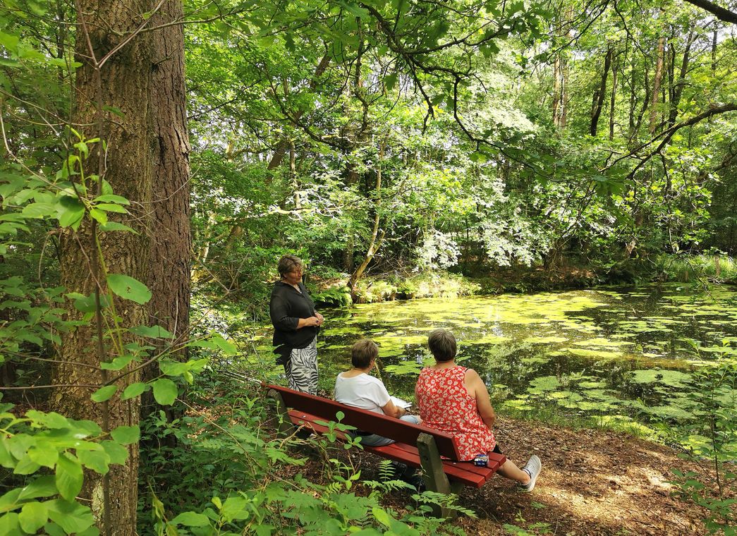 Austausch in kleiner Runde am Teich