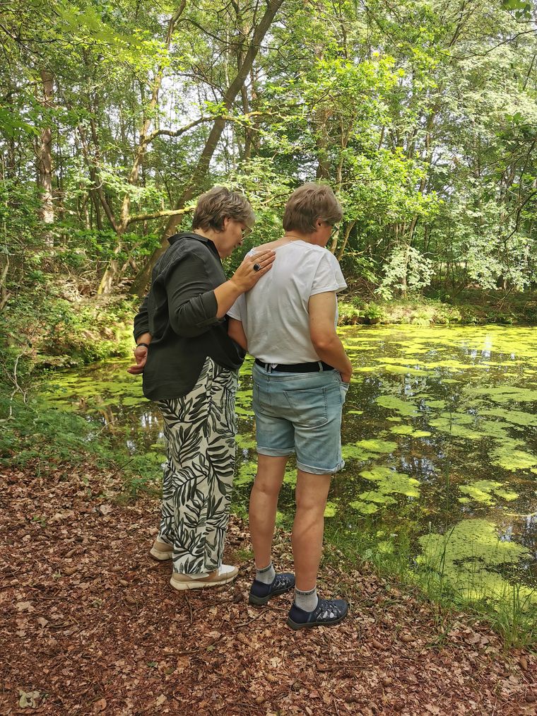 Gemeinsamer Moment im Wald am Teich