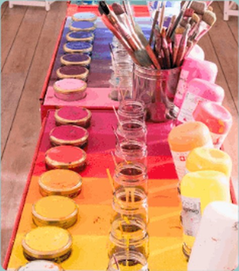 Farbpaletten und Pinsel im Atelier