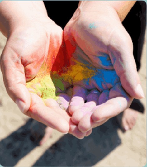 Hände mit buntem Pigment